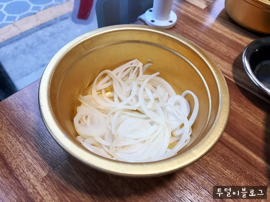 양파와 여러 가지 소스 그릇
