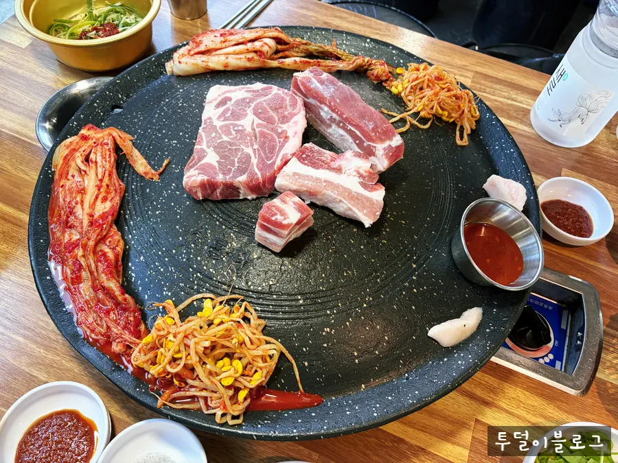 솥뚜껑 위에 올린 삼겹살과 목살, 김치