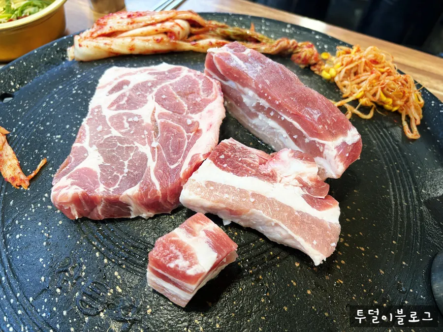 솥뚜껑에서 노릇하게 구워지는 고기
