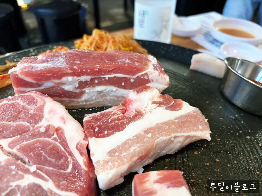 솥뚜껑 위 삼겹살과 목살 굽는 모습