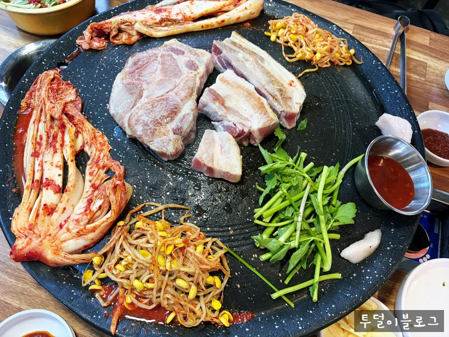 익어가는 고기와 곁들임 찬