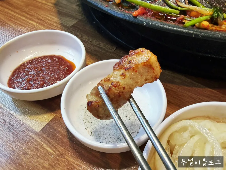 소금에 찍어 먹는 삼겹살 한 점