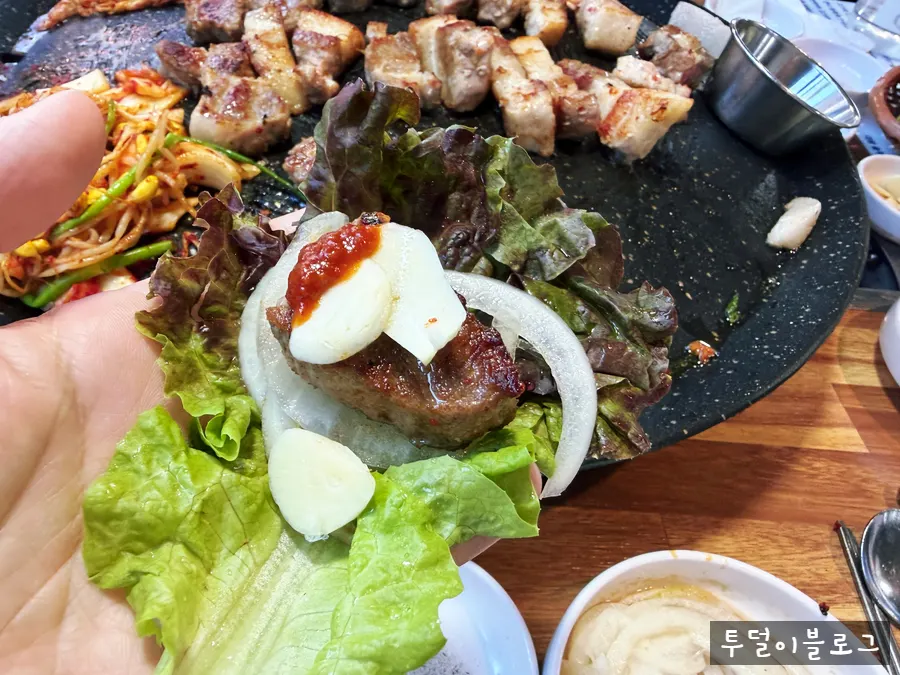 쌈채소에 싸 먹는 구운 고기