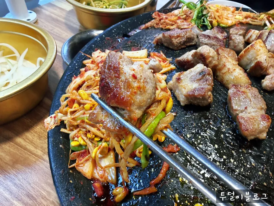 구운 콩나물과 멜젓에 곁들인 고기