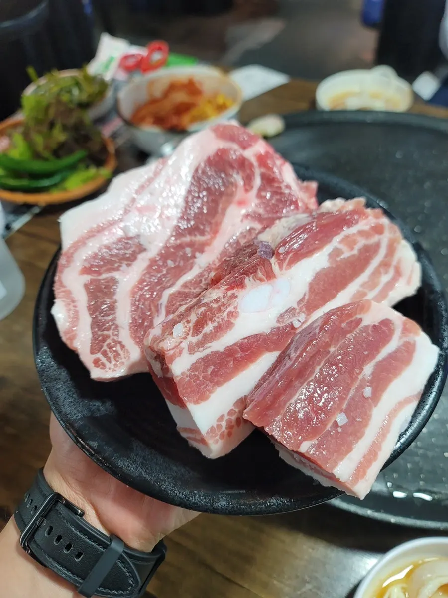 두툼한 두께가 보이는 생삼겹살