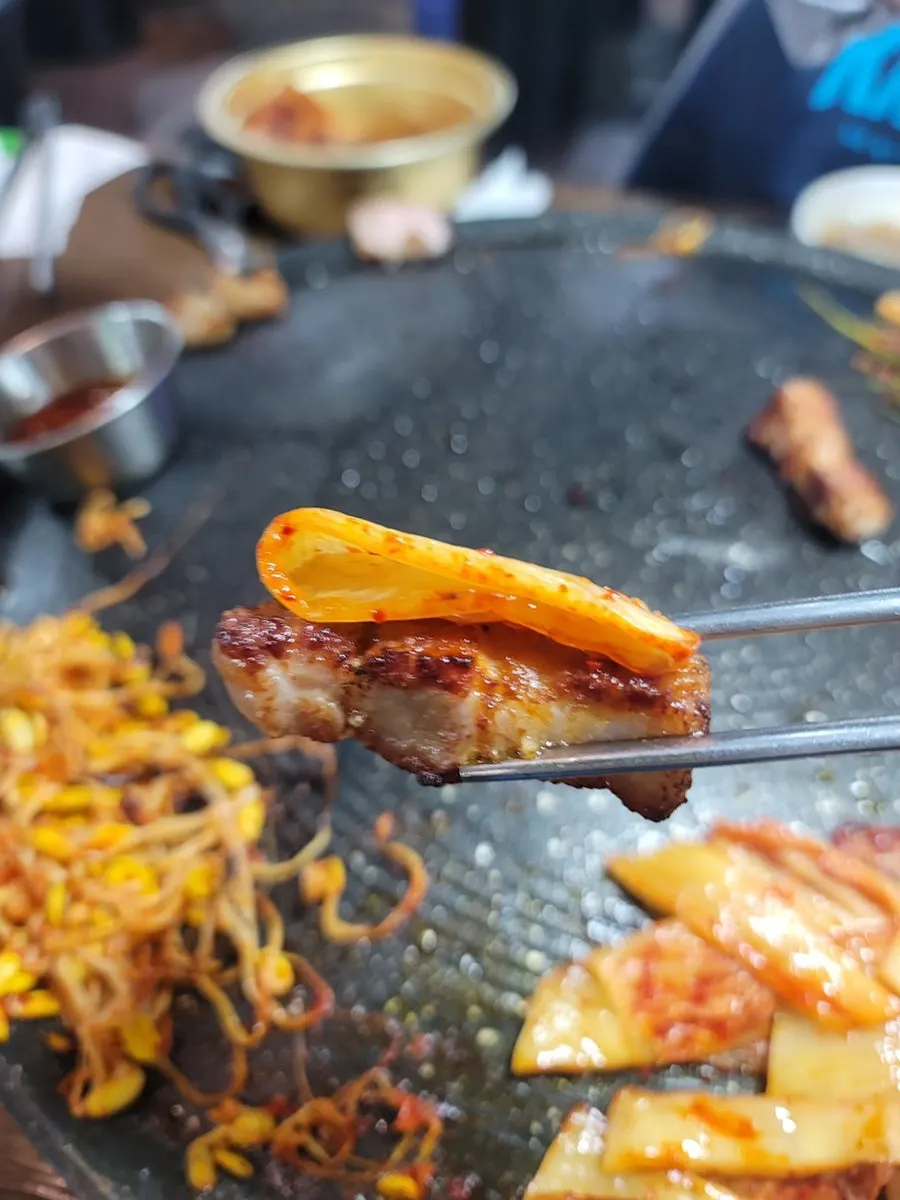 큼지막한 솥뚜껑 불판과 기본 찬