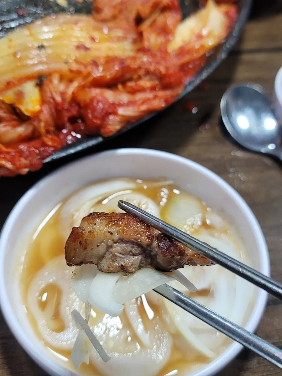 솥뚜껑 위에 올린 삼겹살과 목살