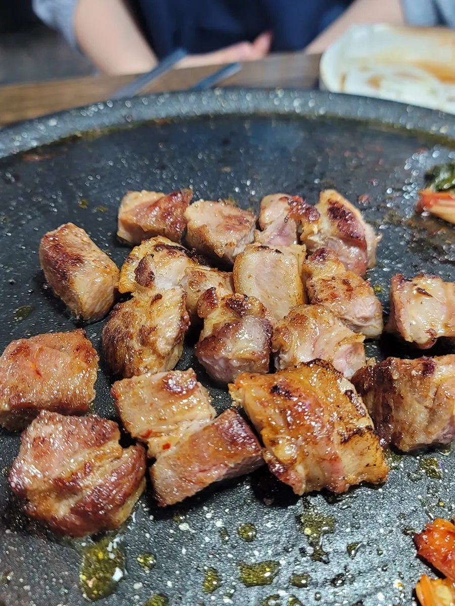 겉이 바삭하게 익은 삼겹살 단면