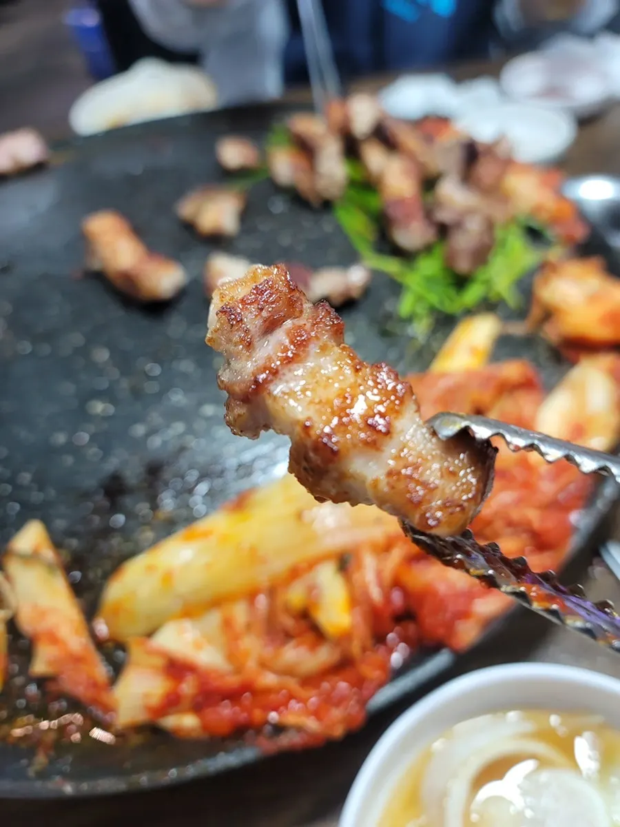 구운 김치에 싸 먹는 삼겹살 한 점