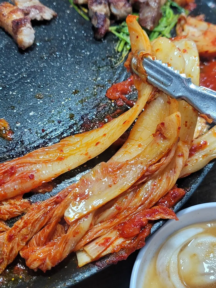 한 근 한 판을 다 비운 솥뚜껑 불판