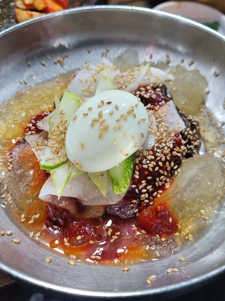 추가로 주문한 비빔냉면 한 그릇