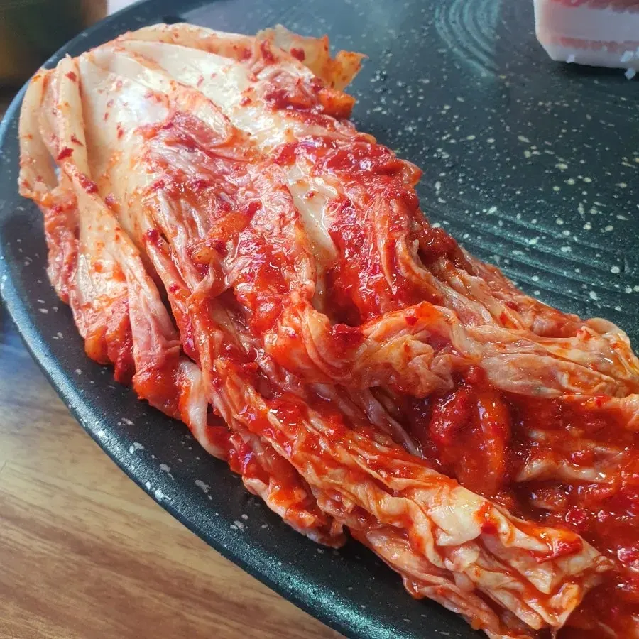 무한리필로 담아온 쌈 야채와 밑반찬