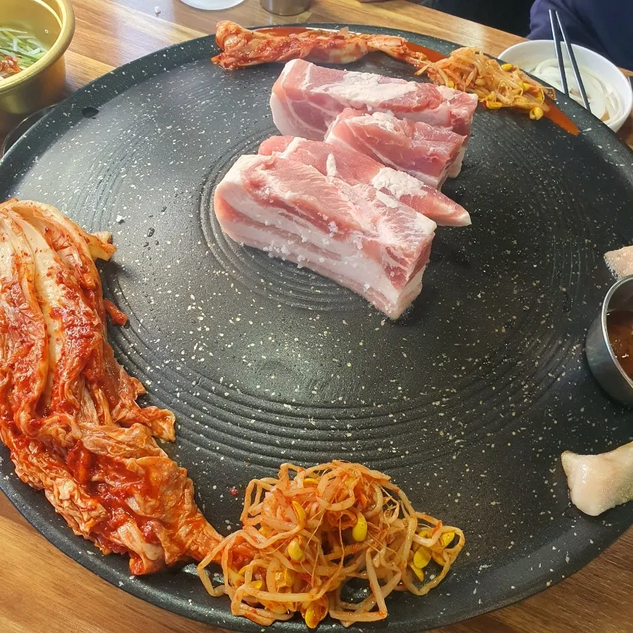 168시간 저온 숙성한 두툼한 생통삼겹