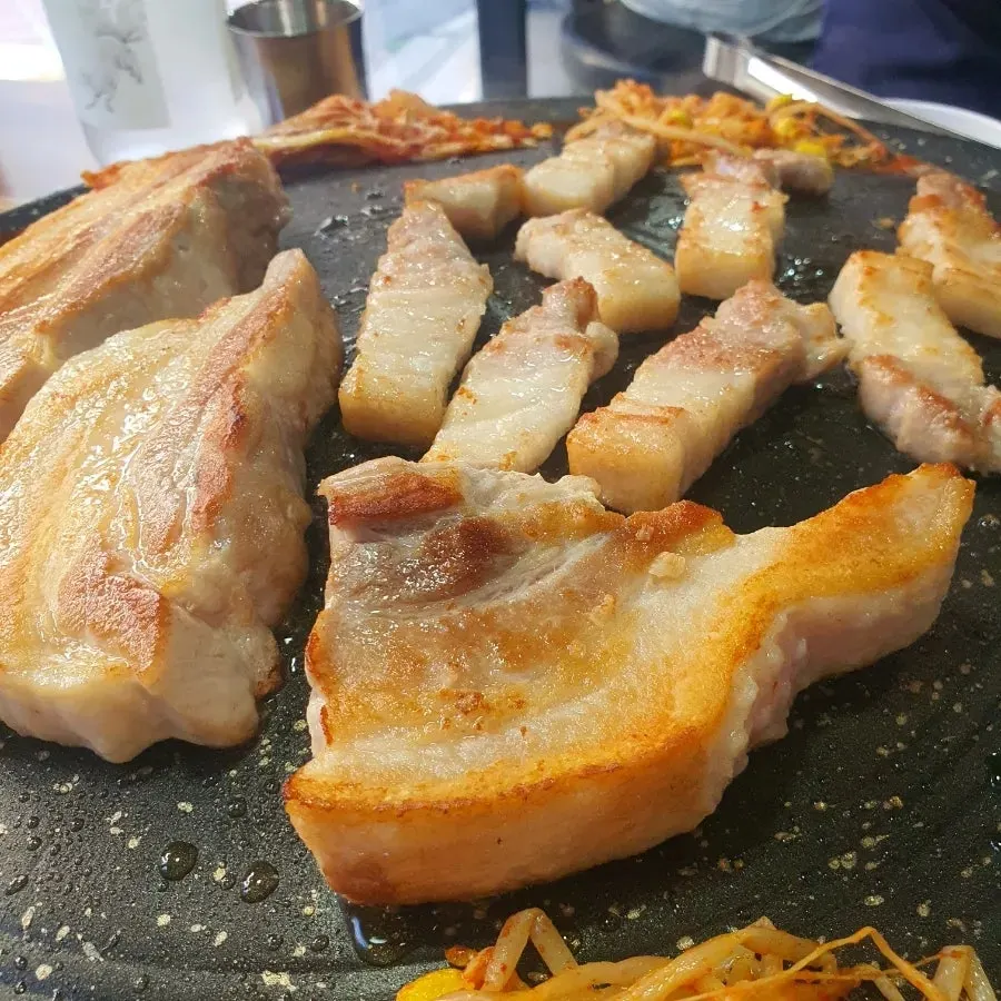 도톰하게 잘라 구워진 삼겹살 한 점