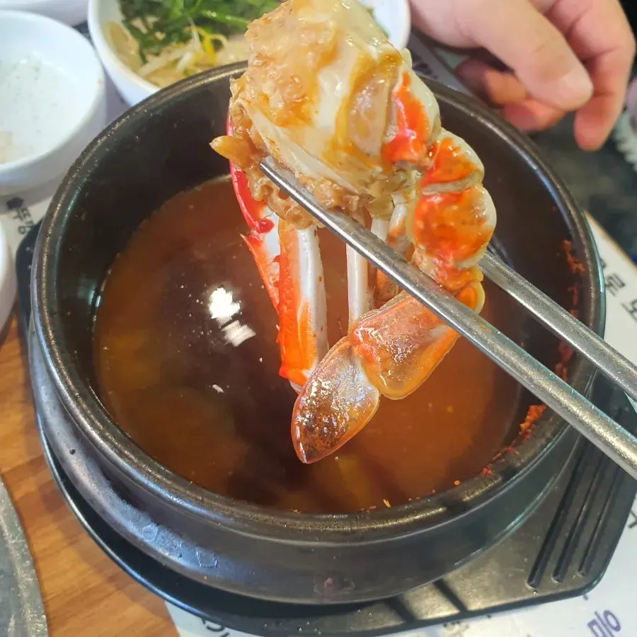 함께 주문한 꽃게된장찌개와 공기밥
