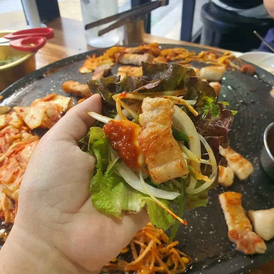 고기와 밥, 된장찌개가 함께 놓인 점심 상차림