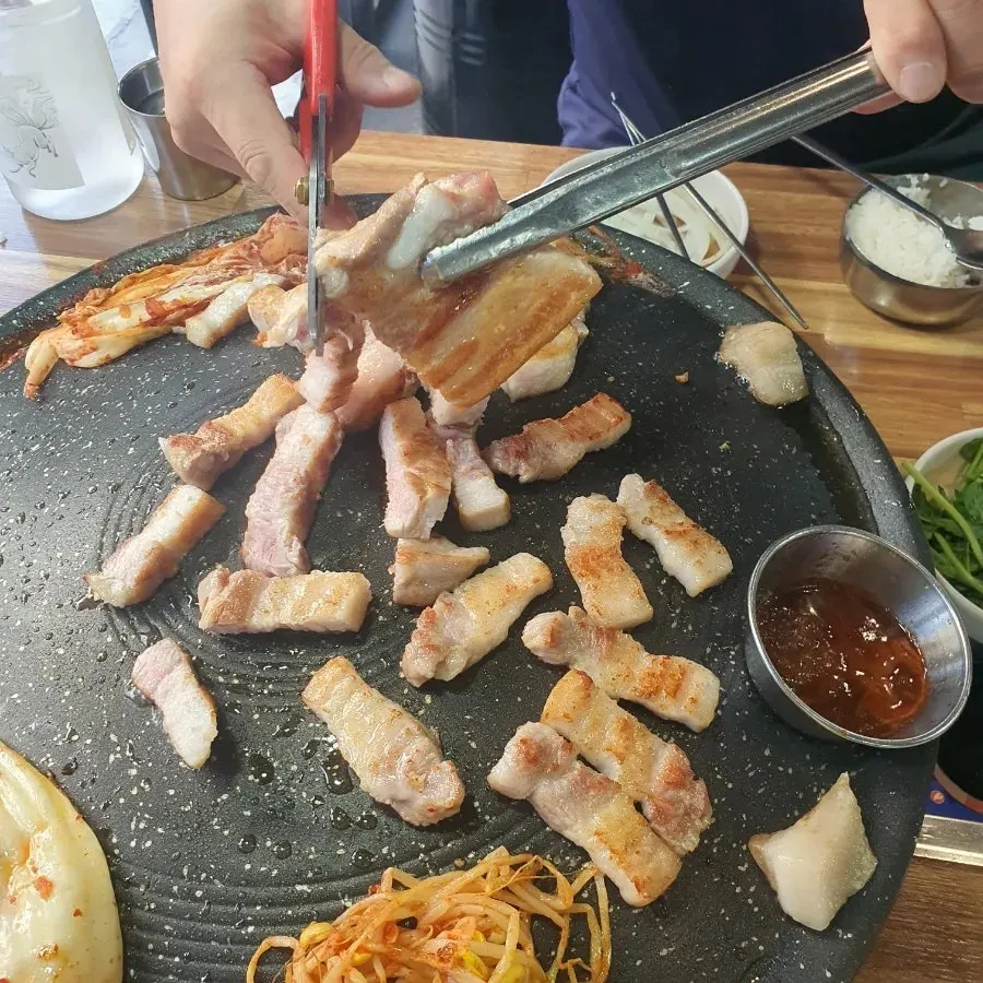 홀을 혼자 챙기는 사장님이 있는 매장 내부