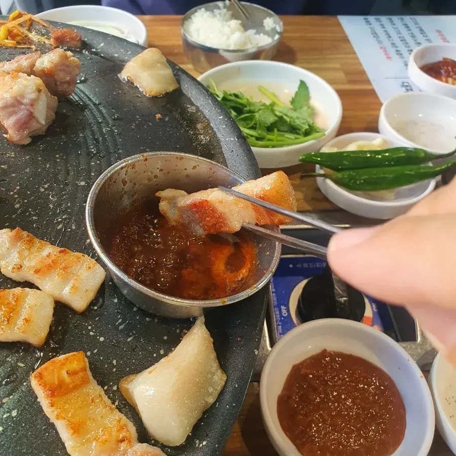 600g 통삼겹 한 판이 올라간 솥뚜껑