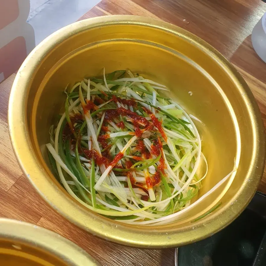 쌈 야채에 올린 삼겹살 한 점