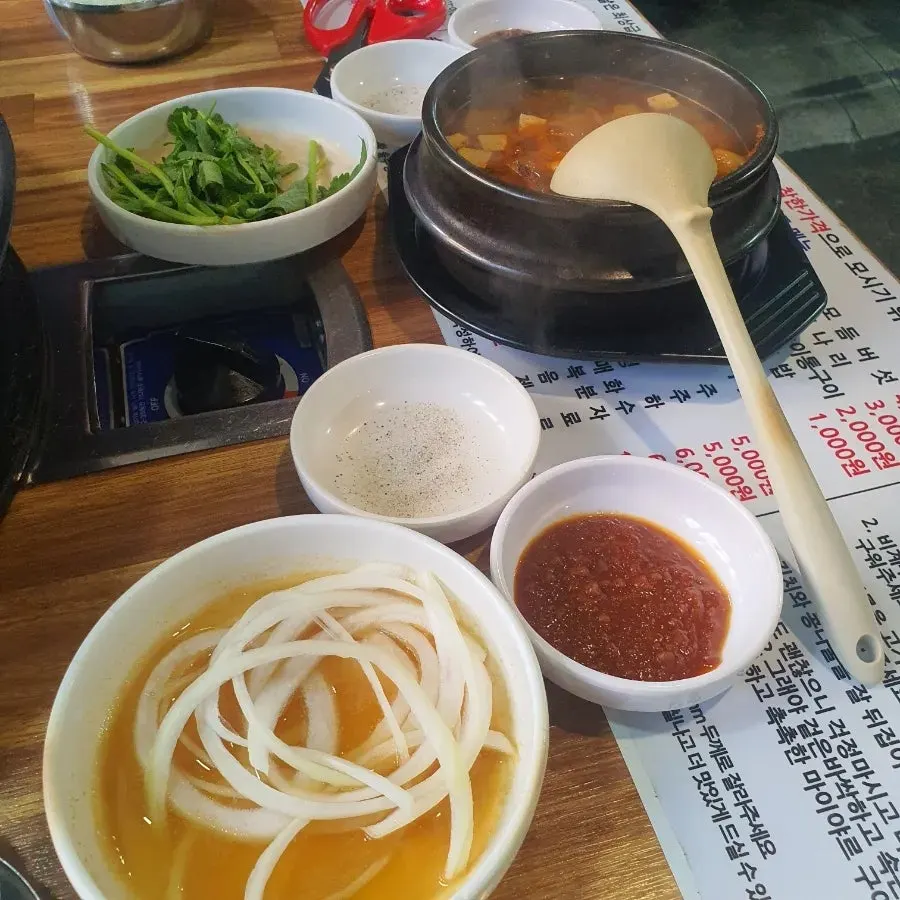 노릇하게 구워진 삼겹살과 밑반찬