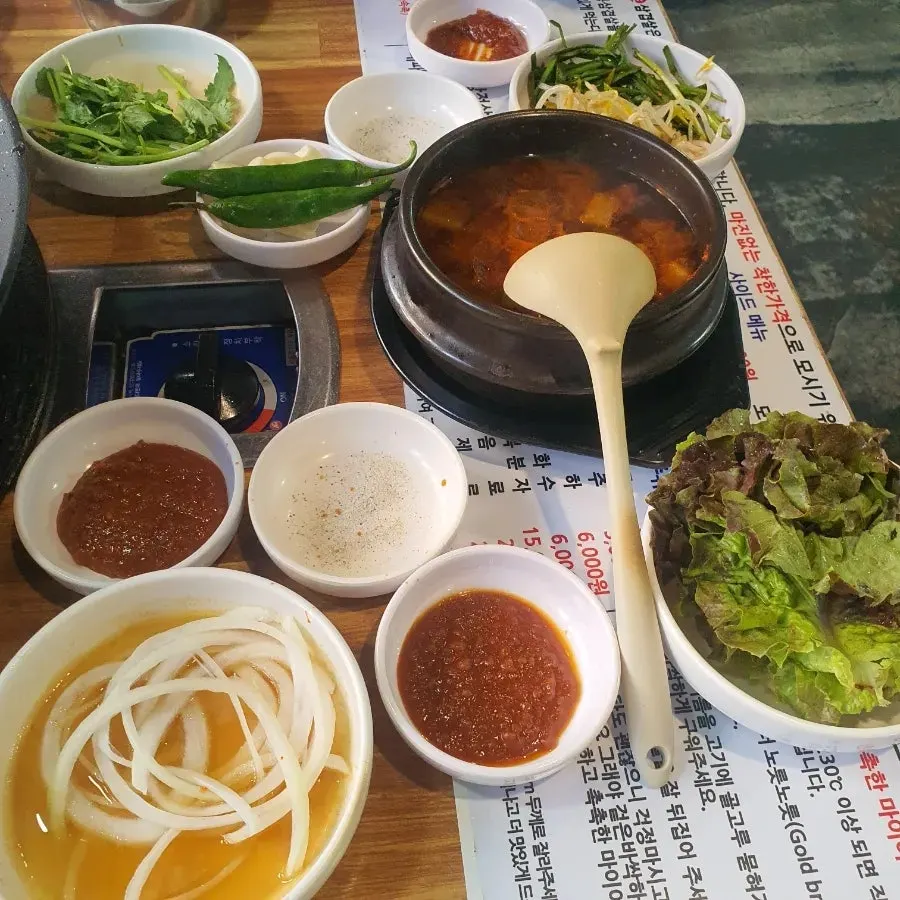 식사 마무리 무렵의 솥뚜껑 불판