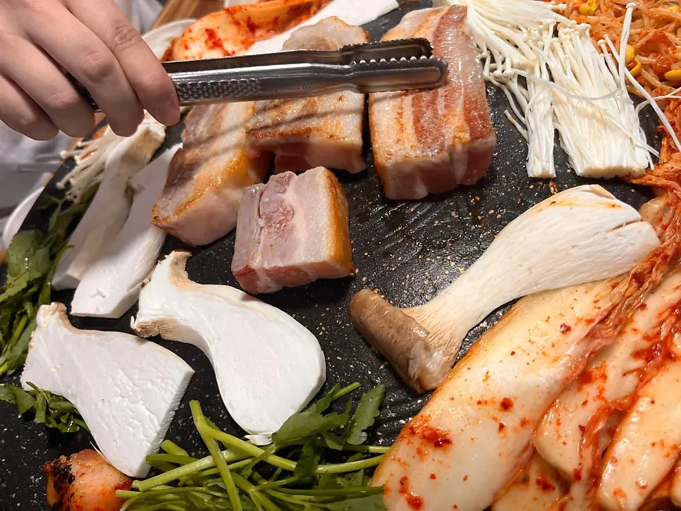 Low-temperature aged whole pork belly grilling to golden brown