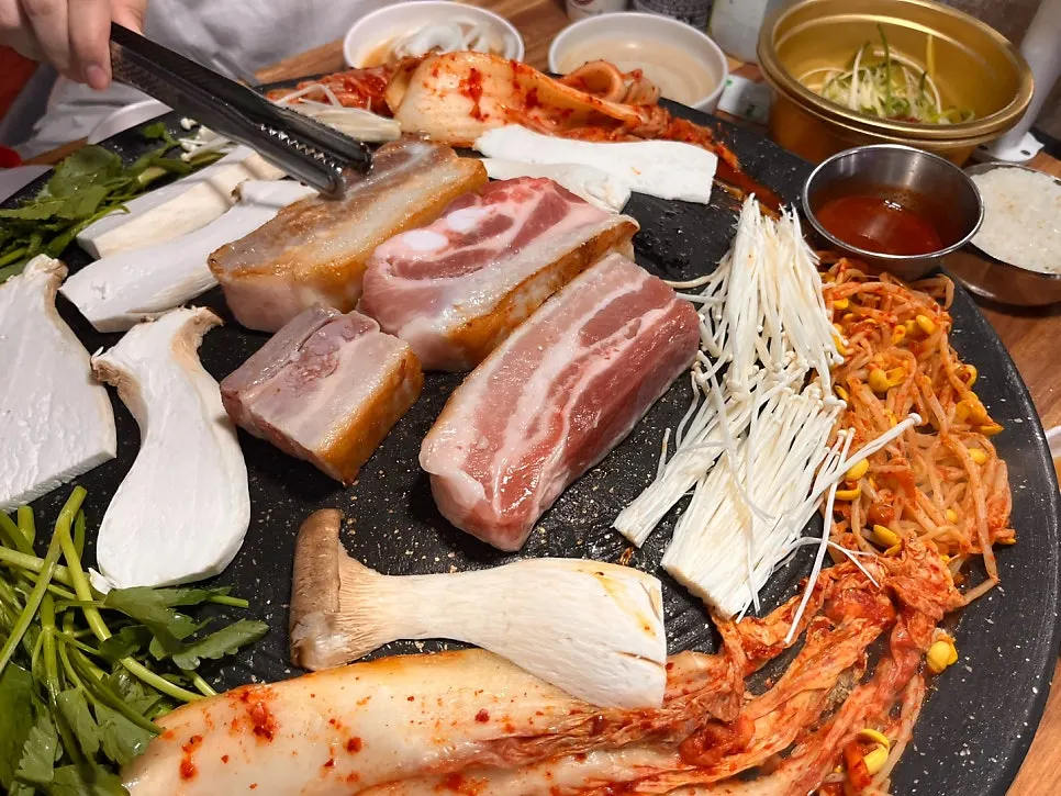 Pork belly sliced into bite-sized pieces with grilled kimchi