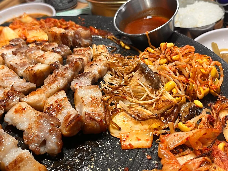 Cauldron-lid pork belly dipped in sauce