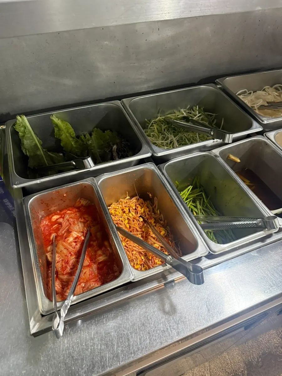 파티션으로 구분된 단체 모임 공간
