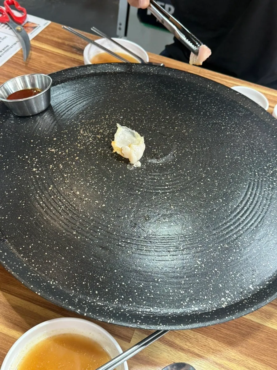 솥뚜껑에 올린 김치와 삼겹살 세팅