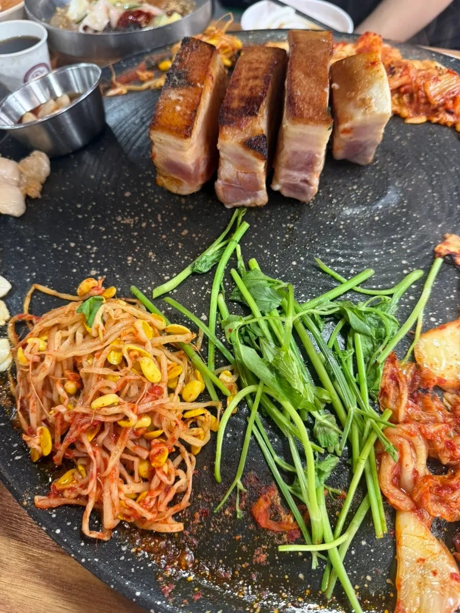 콩나물과 미나리를 올린 솥뚜껑 구이