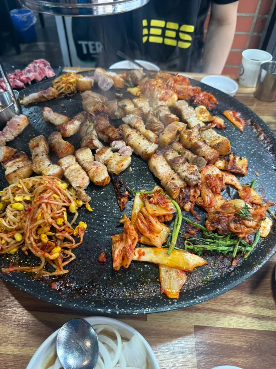 노릇하게 익은 도톰한 삼겹살