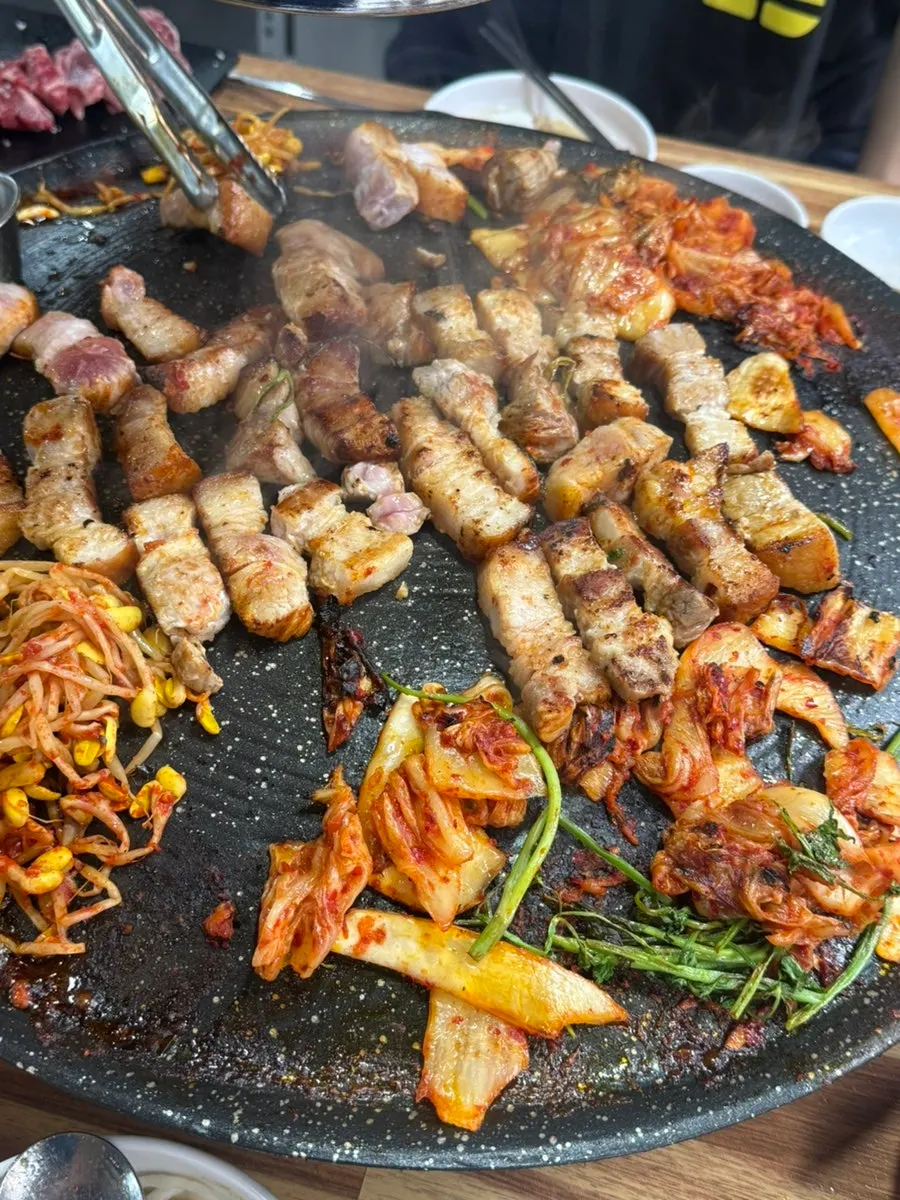 먹기 좋게 자른 삼겹살 한 점