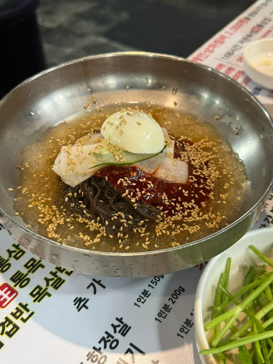 고기와 찌개를 함께 차린 식탁