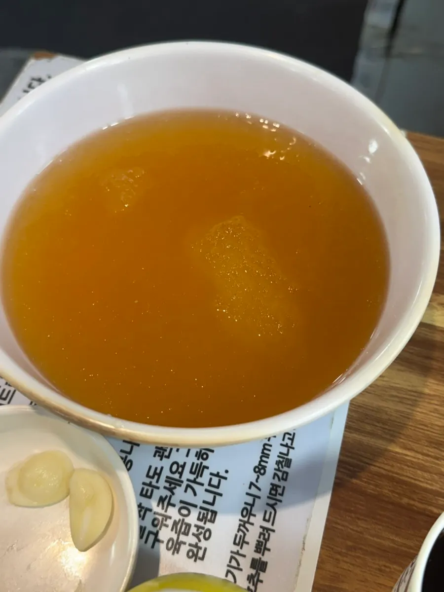 마무리로 주문한 비빔냉면과 육수