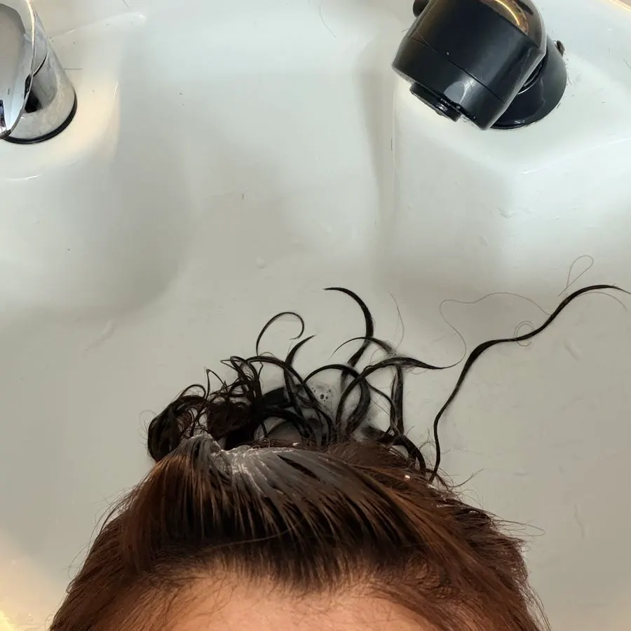 Applying perm solution to damaged hair