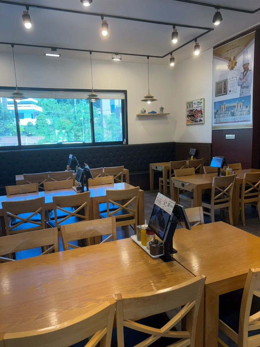 First-floor seating inside Iseol Myeonok