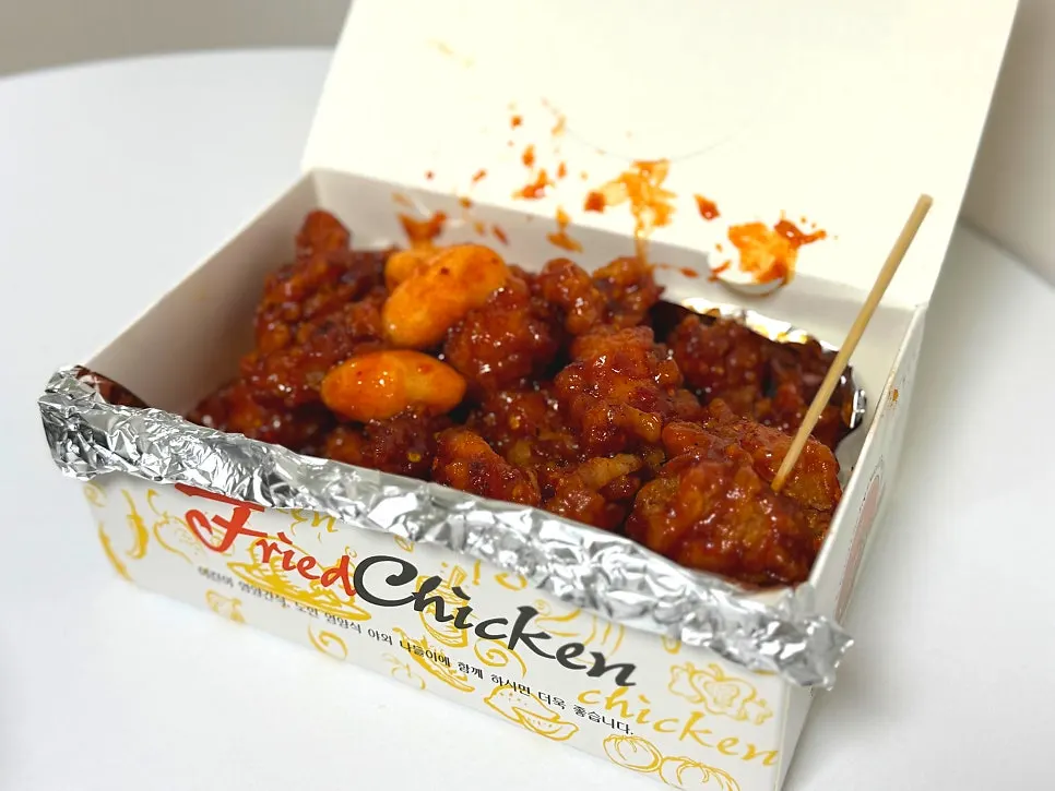Dakgangjeong baru digoreng dan disalut sos