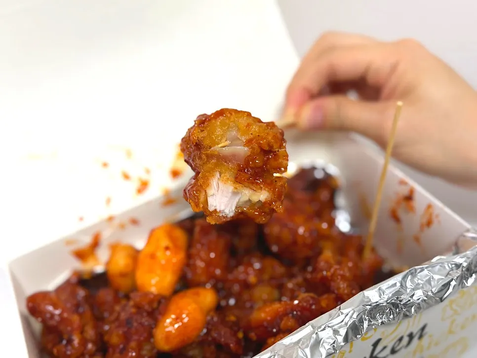 Dakgangjeong dengan isi ayam yang banyak