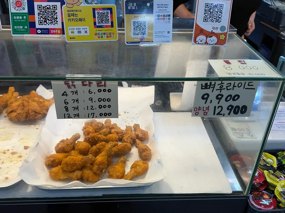 Papan menu dakgangjeong dan ayam goreng