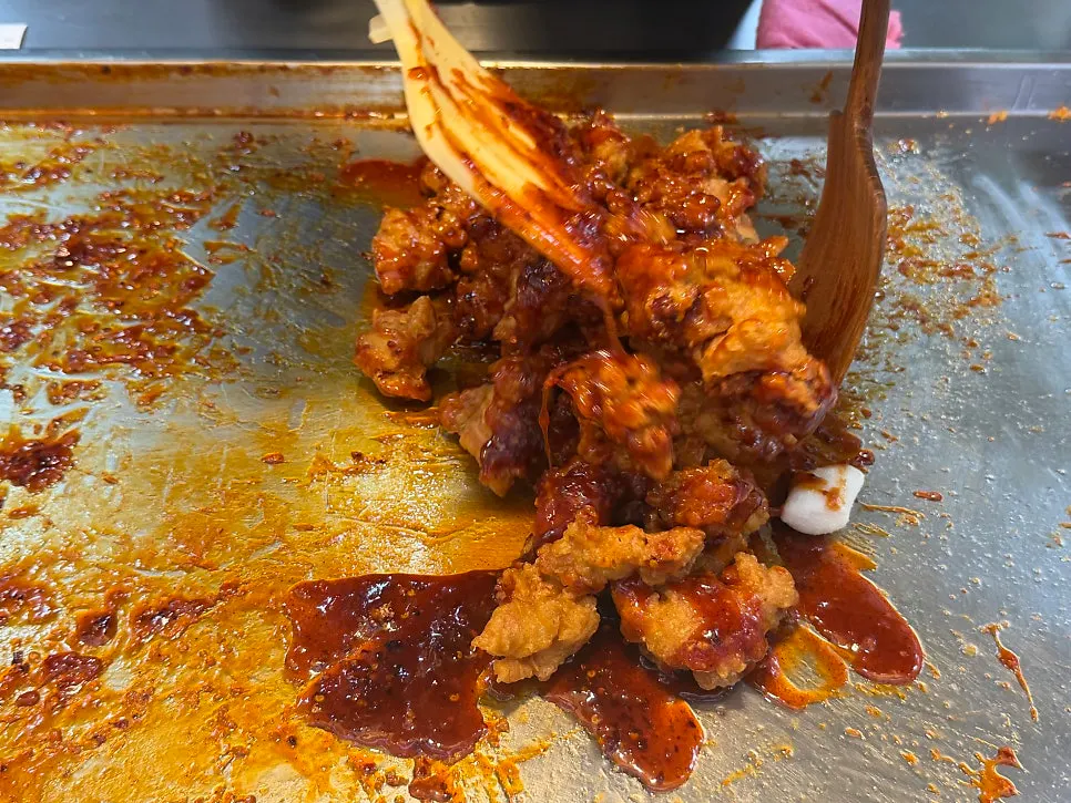 Dakgangjeong dimakan sebagai snek walaupun sudah sejuk