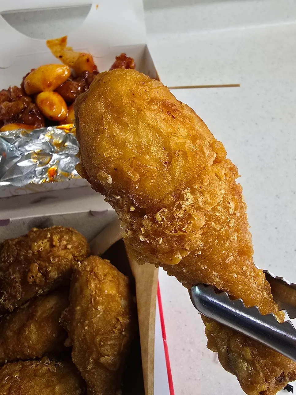 살이 통통한 후라이드 닭다리 클로즈업