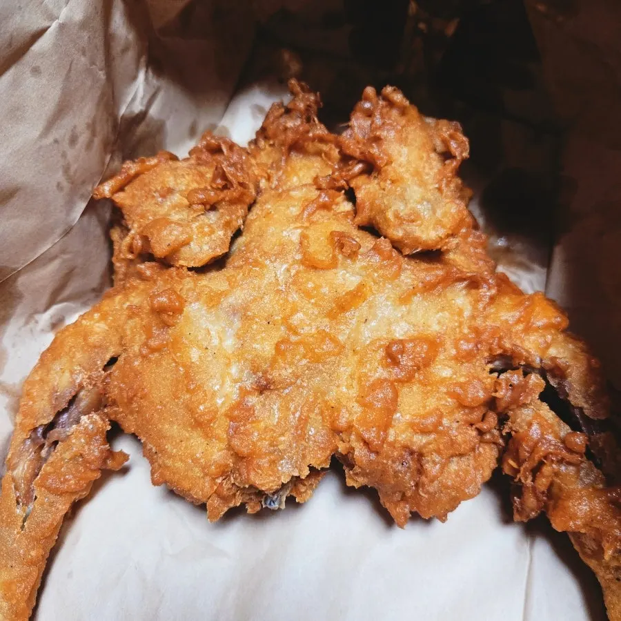 옛날통닭과 양념닭강정 함께 차린 상