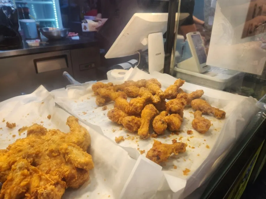 Front of Gimssi Chicken shop crowded with customers