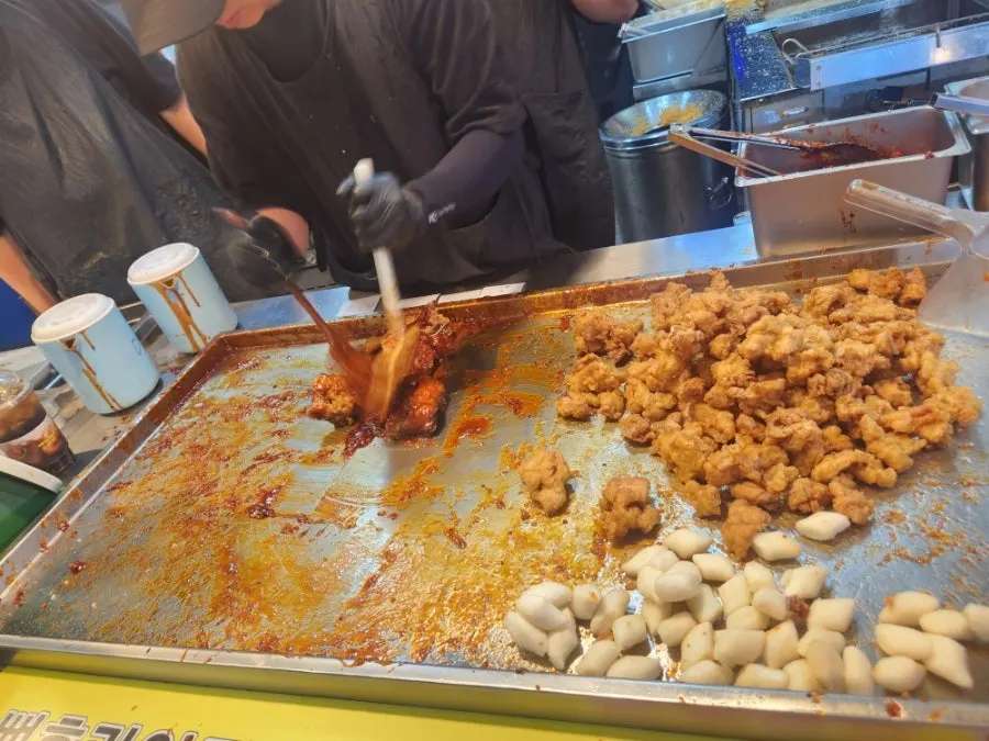 Packed old-style whole fried chicken and medium-spicy dakgangjeong