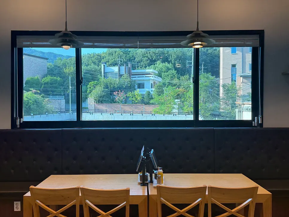 Iseol Myeonok restaurant with 419 Street in the background