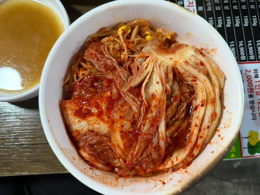 삼겹살 기본 차림 김치와 콩나물