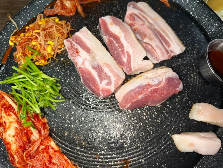 숙성 통삼겹살의 두툼한 두께