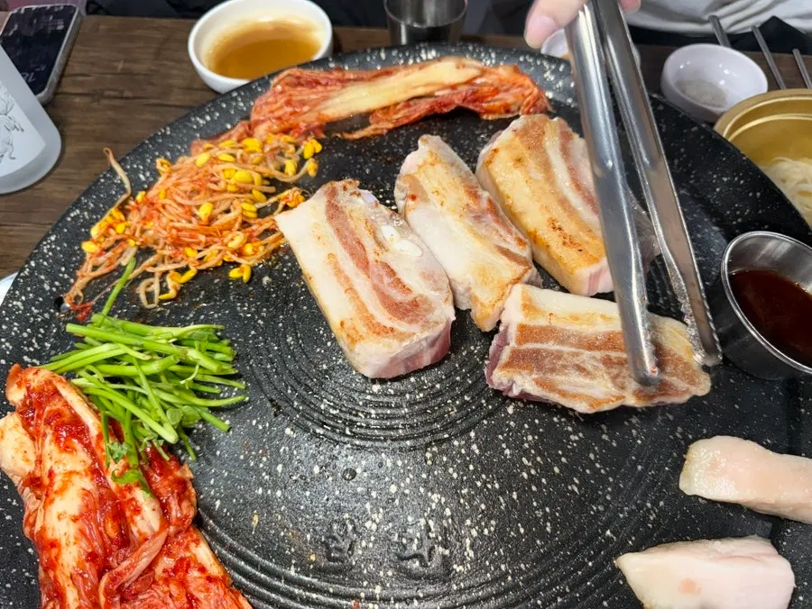 솥뚜껑 위에서 굽는 통삼겹살