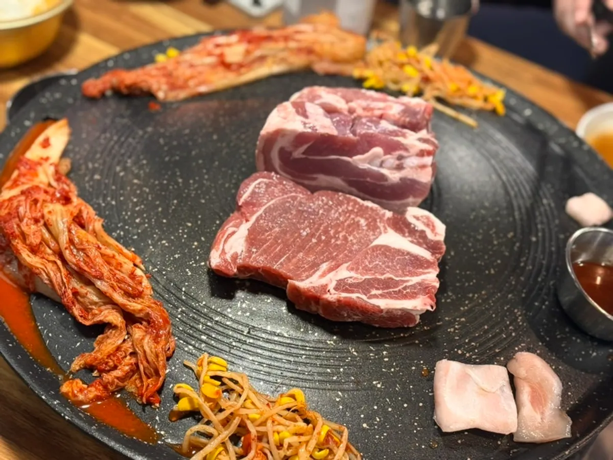 수유대왕솥뚜껑삼겹살 솥뚜껑에 구워지는 통삼겹